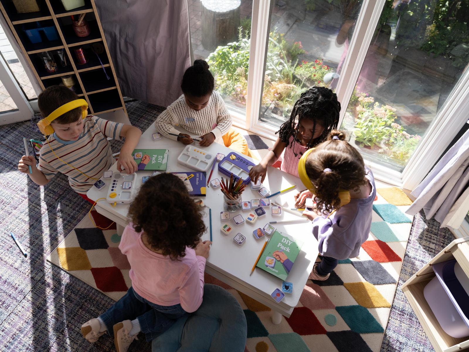 Children creating stories together with Playgeni