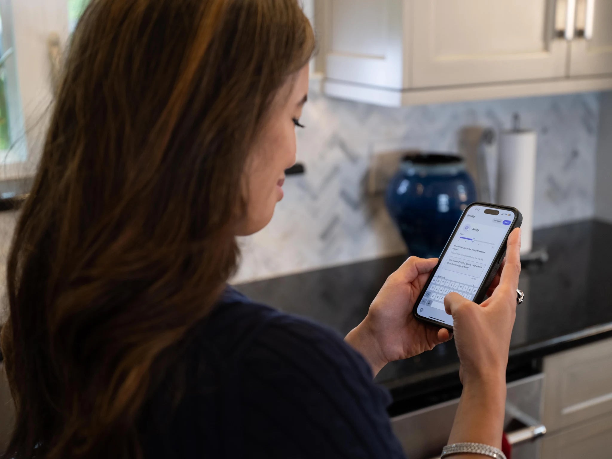 A parent using the playgeni app.
